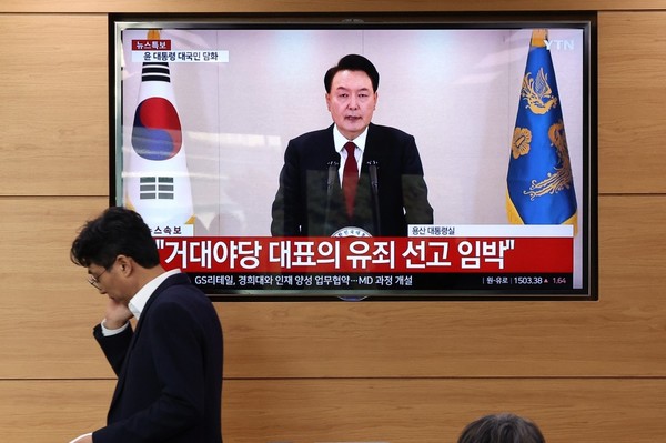 윤석열 대통령 담화 시청하는 공무원과 기자들 사진 = 연합뉴스.