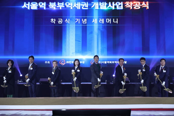 한화 건설부문 김승모 대표와 주요 내빈들이 시삽식을 하고 있다.
