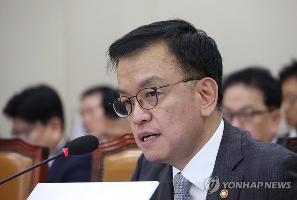 최상목 부총리 겸 기획재정부 장관이 10월 11일 국회에서 열린 국회 기획재정위원회의 기획재정부 조세정책에 대한 국정감사에 출석해 의원 질의에 답하고 있다. 사진=연합뉴스