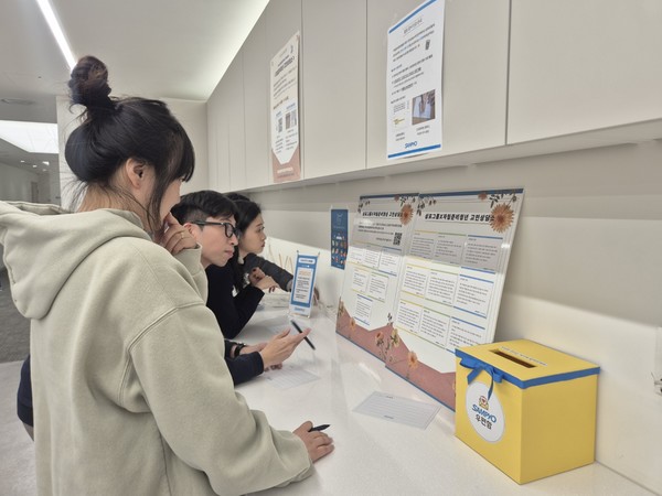 삼표그룹 임직원들이 자립준비청년을 위해 응원 메시지를 작성하고 있다. 