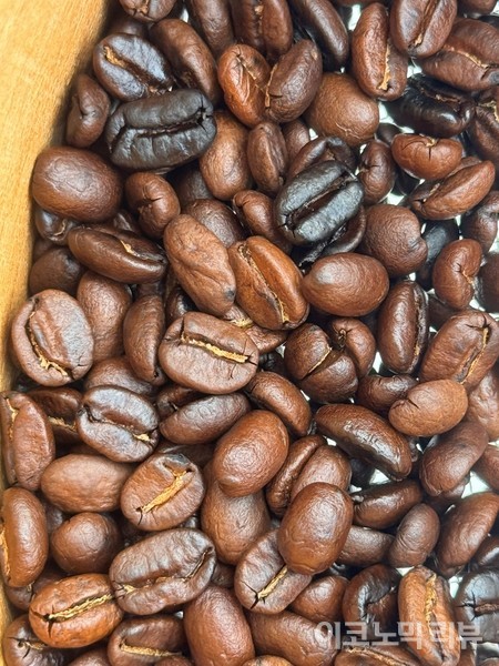 국내는 커피 원두를 생산하기 적합하지 않아 전적으로 수입에 의존하고 있다. 사진은 국내의 한 커피 농가에서 제배한 커피체리를 통해 직접 수확 후 볶은 커피 원두의 모습. (사진=양정민 기자)