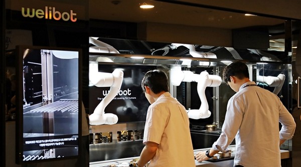 분당에 위치한 삼성웰스토리 본사에는 로봇이 직접 국과 탕, 찌개 메뉴를 만들고 배식하는 ‘웰리봇’ 코너가 마련돼 있다. 사진=삼성웰스토리