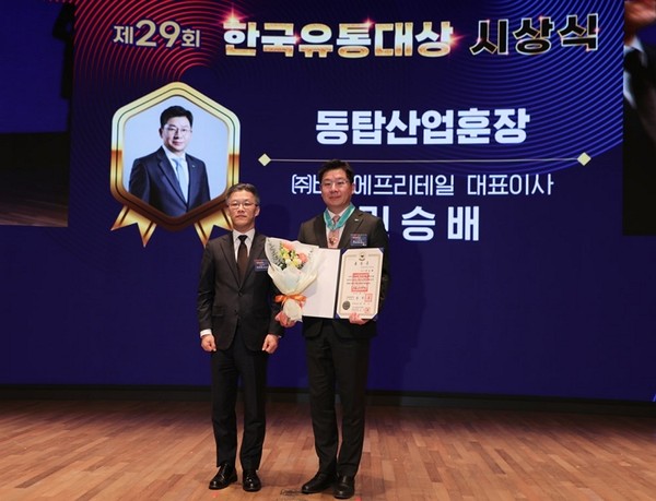 제29회 한국유통대상 시상식에서 BGF리테일 민승배 대표(오른쪽)가 동탑산업훈장을 수상했다. 사진=BGF리테일