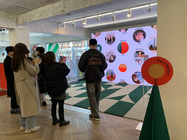 카카오뱅크 ‘Holiday in 모임아지트’의 ‘모임 기억보관소’에서 방문객들이 사진을 올리고 있다. 사진=강예슬 기자