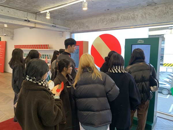 카카오뱅크 ‘Holiday in 모임아지트’에서 방문객들이 ‘모임 신년 운세’를 보기 위해 기다리고 있다. 사진=강예슬 기자