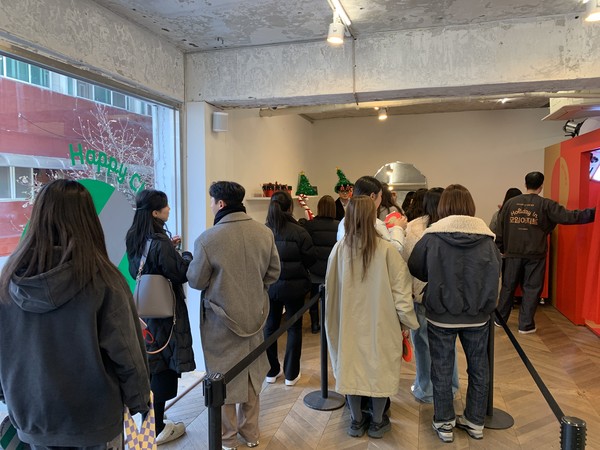 카카오뱅크 ‘Holiday in 모임아지트’에서 방문객들이 모임 사진을 촬영하기 위해 줄을 서 있다. 사진=강예슬 기자