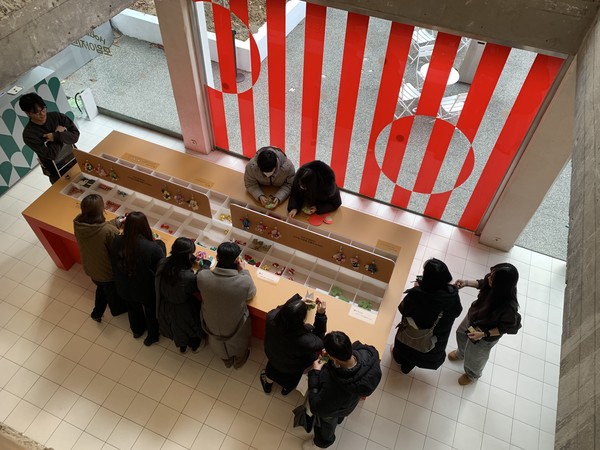 카카오뱅크 ‘Holiday in 모임아지트’에서 방문객들이 ‘커스텀 키링’을 만들고 있다. 사진=강예슬 기자