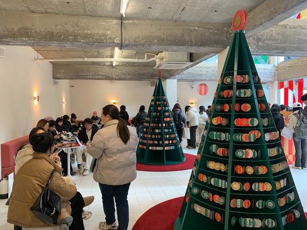 지난 17일 카카오뱅크 ‘Holiday in 모임아지트’를 찾은 방문객들이 휴식 공간에 앉아 쉬고 있다. 사진=강예슬 기자