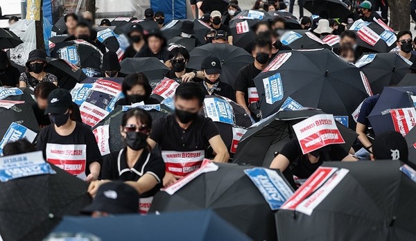 티몬‧위메프(티메프) 정산 지연 사태 피해자들이 지난 8월 25일 서울 영등포구 금융감독원 앞에서 검은 우산 집회를 열고 피해자 구제 특별법 제정 등을 촉구하고 있다. 사진=연합뉴스