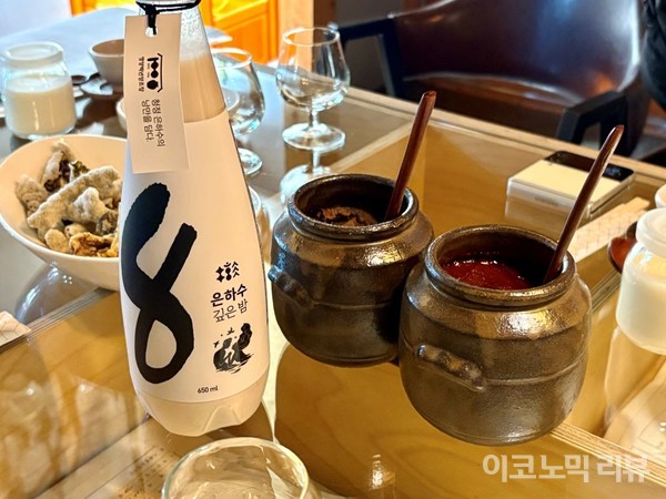 ‘은하수 깊은밤 8도 막걸리’와 ‘구들 된장’, ‘구들 고추장’. 사진=이코노믹리뷰 서예림 기자
