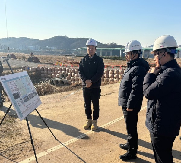 행정중심복합도시건설청 강주엽 차장(오른쪽에서 두번째)이 19일 행복도시∼공주(3구간) 연결도로 건설현장을 방문해 추진현황을 점검하고 있다. 출처=행복청