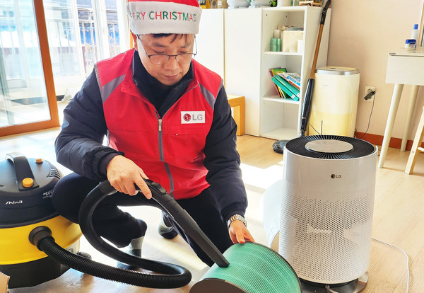 LG전자가 사회적 배려 대상자를 위한 찾아가는 서비스 ‘LG Go! 高! 돌봄 서비스’를 운영한다. LG전자 서비스 매니저가 복지시설을 찾아 공기청정기 기능을 점검하고 필터를 청소하고 있다. 사진=LG전자