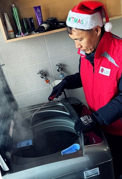 LG전자가 사회적 배려 대상자를 위한 찾아가는 서비스 ‘LG Go! 高! 돌봄 서비스’를 운영한다. LG전자 서비스 매니저가 복지시설을 찾아 겨울철 동결·동파가 발생하기 쉬운 세탁기를 점검하고 스팀으로 내부를 살균하고 있다. 사진=LG전자