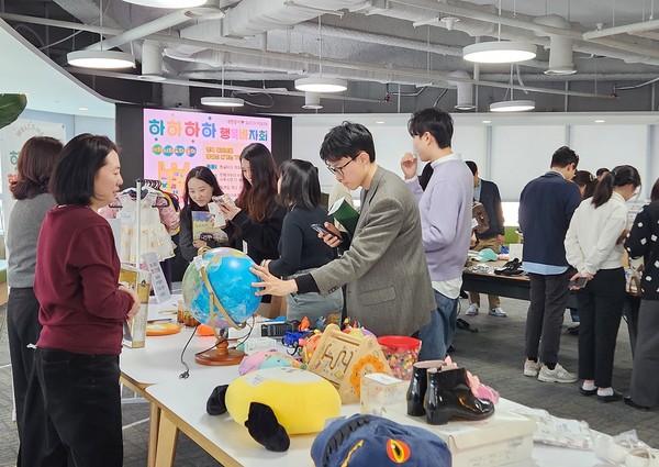 서울 중구 LX하우시스 본사에서 열린 '하하하하 행복바자회' 모습.