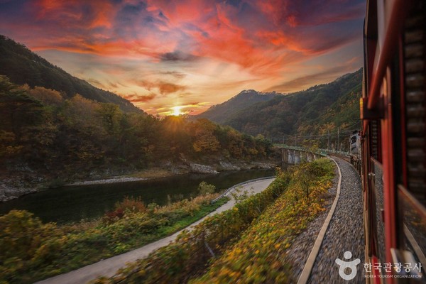 백두대간협곡열차. 사진제공= 한국관광공사