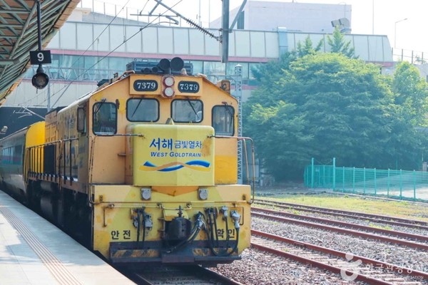 서해금빛열차. 사진제공= 한국관광공사