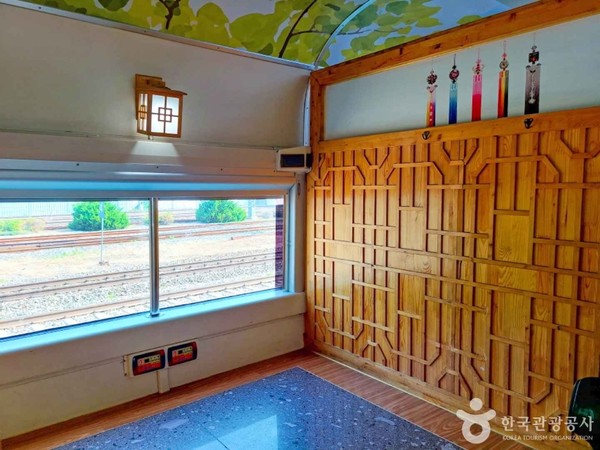 서해금빛열차. 사진제공= 한국관광공사