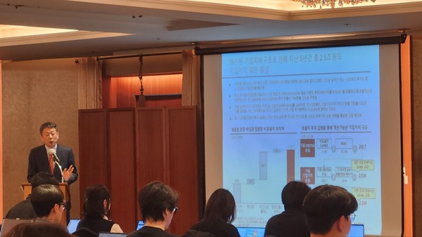 12월 10일 서울 소공동 롯데호텔에서 고려아연 지배구조 개선안을 발표하는 김광일 MBK 파트너스 부회장. 사진=박상준 이코노믹리뷰 기자