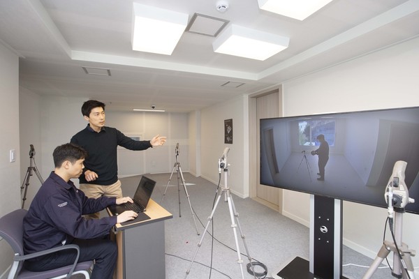 현대건설 직원들이 'H사일런트 랩' 층간소음 측정검사를 진행하고 있다. 사진=현대건설