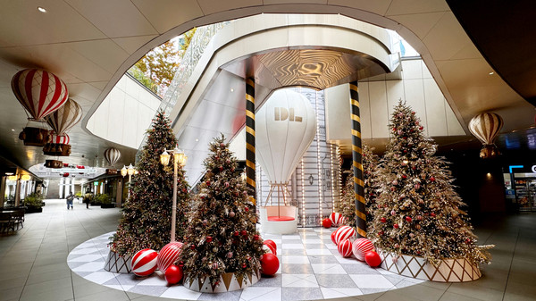 디타워 서울포레스트에 'Red Carnival: 레드, 빛으로 물들다'를 테마로 다양한 조명과 오브제들이 설치돼 있다.