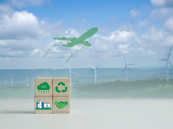 정부가 내년 상반기 안에 ‘중장기 지속가능항공유(SAF) 혼합의무 로드맵’을 발표한다고 밝혔다. 사진=셔터스톡