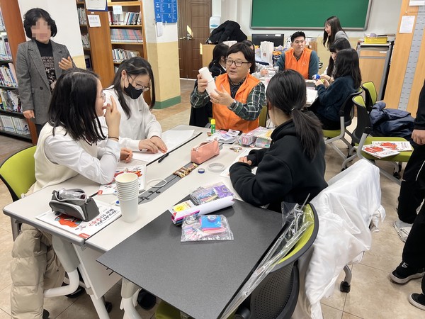 지난 19일 전남 여수 개도중학교에서 '우주항공 과학교실'에 참가한 한화에어로스페이스 임직원과 학생들이 지구 환경과 효율을 생각한 지속 가능한 항공우주선을 만들고 있는 모습. 사진=한화에어로스페이스