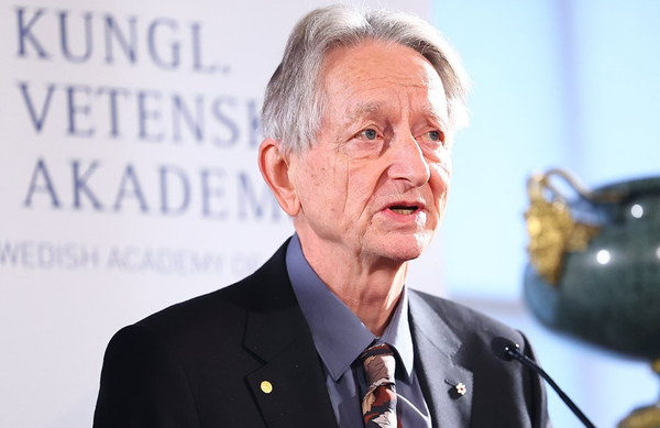 제프리 힌턴 교수가 노벨상 수상 후 기자회견을 하고 있다. 사진=연합뉴스