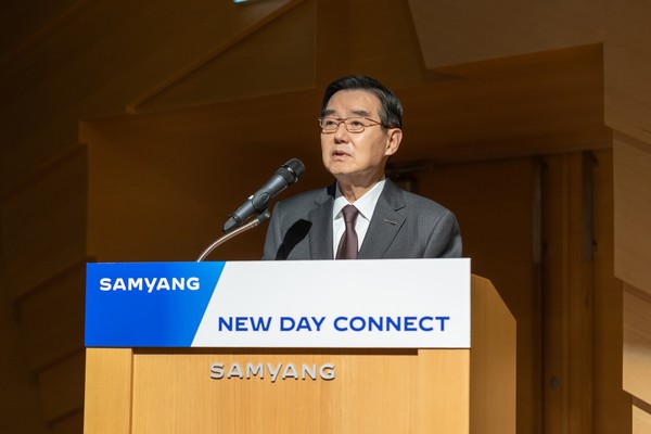 2일 판교 디스커버리센터에서 열린 ‘2025년 삼양 NEW DAY CONNECT’에서 삼양홀딩스 김윤 회장이 임직원들에게 신년 메시지를 전하고 있다. 사진=삼양그룹
