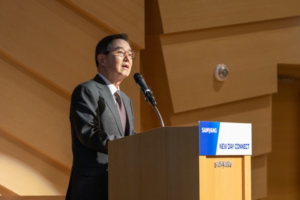 2일 판교 디스커버리센터에서 열린 ‘2025년 삼양 NEW DAY CONNECT’에서 삼양홀딩스 김윤 회장이 임직원들에게 신년 메시지를 전하고 있다. 사진=삼양그룹