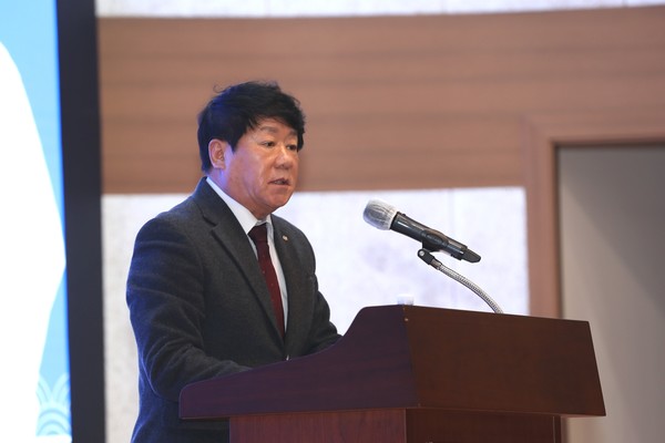 김윤식 신협중앙회장이 2일 신협중앙회관 대강당에서 열린 2025년 시무식에서  신년사를 발표하고 있다. 출처=신협