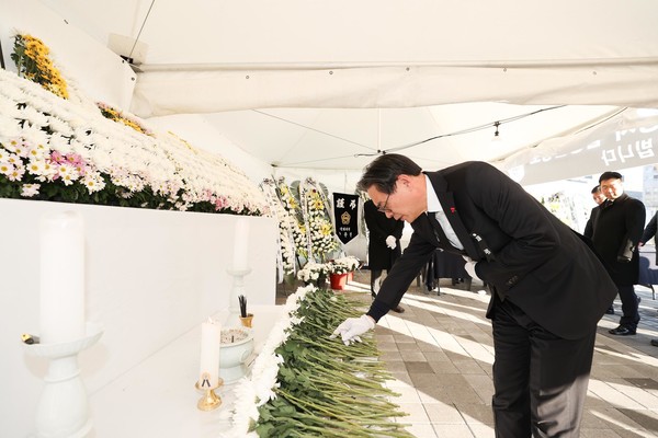 강민수 국세청장이 2일 세종시청에 마련된 '여객기 사고 합동분향소'에서 조문하고 있다. 출처=국세청