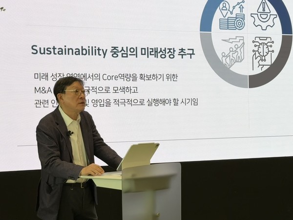 허태수 GS그룹 회장이 3일 오전 GS타워 열린 신년 임원 모임에서 2025년 새해 경영 방침에 대해 발표하고 있다. 사진=GS그룹