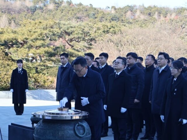 손재일 한화에어로스페이스·한화시스템 대표(맨 앞줄 왼쪽 세 번째), 어성철 한화오션 특수선사업부장(맨 앞줄 왼쪽 두 번째) 등 한화그룹 방산 3사 임직원들이 서울 동작구 국립서울현충원에서 참배하고 있다. 사진=한화에어로스페이스
