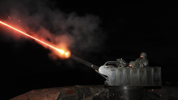 해병대 6여단 방공진지 장병들이 대공상황이 부여되자 적기 격추를 위한 발칸 사격훈련을 하고 있다. 사진=연합뉴스