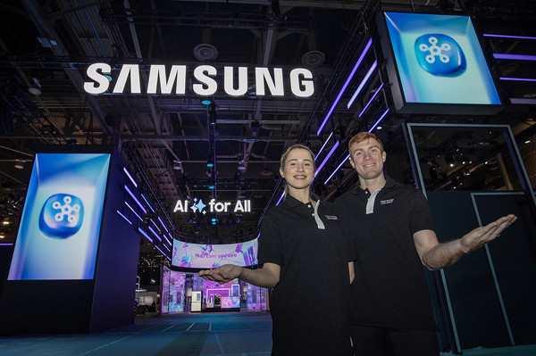 삼성전자 모델이 CES 2025가 열리는 미국 라스베이거스 컨벤션 센터에 위치한 삼성전자 전시관을 소개하고 있다. 사진=삼성전자