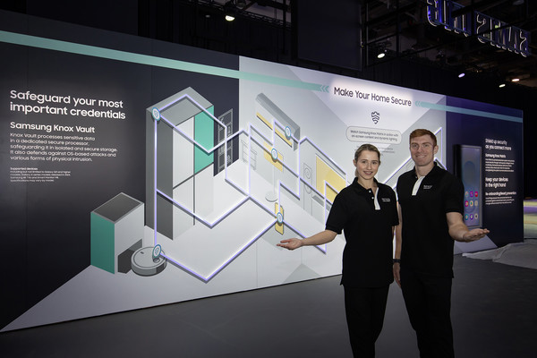 CES 2025가 열리는 미국 라스베이거스 컨벤션 센터에 위치한 삼성전자 전시관에서 삼성전자 모델이 삼성녹스를 소개하고 있다. 사진=삼성전자