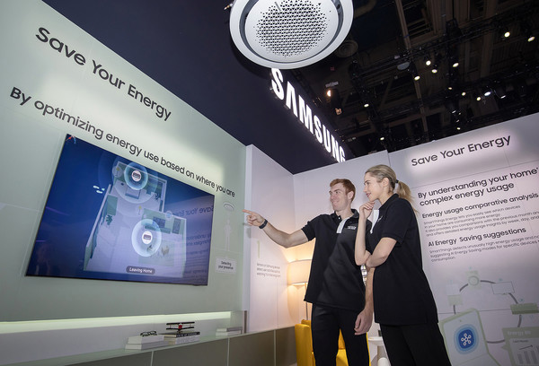 CES 2025가 열리는 미국 라스베이거스 컨벤션 센터에 위치한 삼성전자 전시관에서 삼성전자 모델이 '효율적인 집'의 에너지 절감 솔루션을 소개하고 있다. 사진=삼성전자