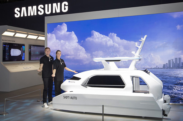 CES 2025가 열리는 미국 라스베이거스 컨벤션 센터에 위치한 삼성전자 전시관에서 삼성전자 모델이 스마트싱스를 사용한 '자율 항해 선박(Shift-Auto)'을 소개하고 있다. 사진=삼성전자