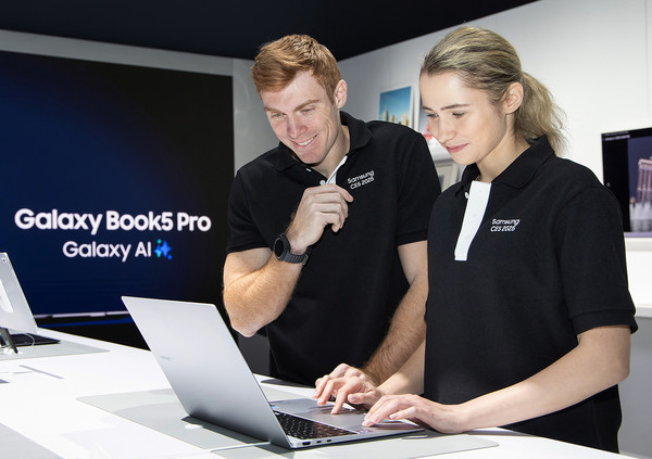 CES 2025가 열리는 미국 라스베이거스 컨벤션 센터에 위치한 삼성전자 전시관에서 삼성전자 모델이 '생산성을 높여주는 집'의 갤럭시 북5 시리즈를 소개하고 있다. 사진=삼성전자