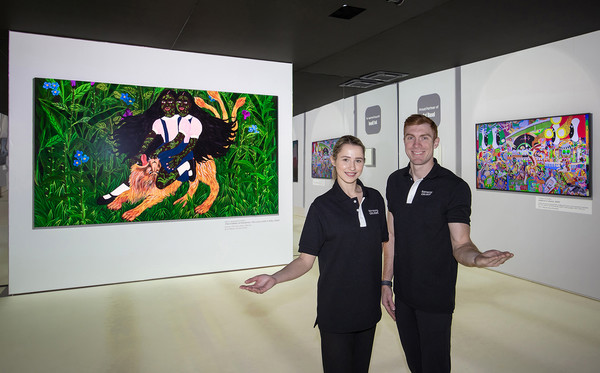 CES 2025가 열리는 미국 라스베이거스 컨벤션 센터에 위치한 삼성전자 전시관에서 삼성전자 모델이 '새로운 경험을 보여주는 집'의 아트 경험을 소개하고 있다. 사진=삼성전자