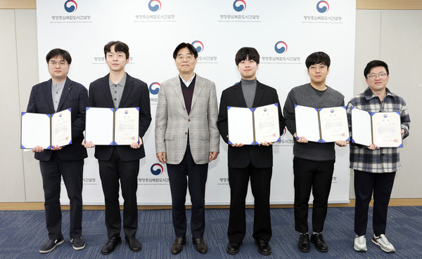 김형렬 행복청장(왼쪽에서 세번째)이 6일 정부세종청사 대회의실에서 적극행정 우수공무원 수상자들에게 상장을 수여하고 기념촬영을 하고 있다.출처=행복청