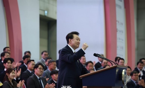 윤석열 대통령이 작년 10월 31일 경기 고양시 일산 킨텍스에서 열린 2024 대한민국 소상공인대회 개막식에서 축사를 마친 뒤 소상공인을 격려하며 주먹을 불끈 쥐어보이고 있다. 사진=대통령실]