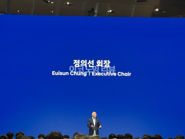 6일 경기도 고양시 현대모빌리티고양에서 열린 '2025 현대자동차그룹 신년회'에서 정의선 현대자동차그룹 회장이 신년사를 하고 있다. 사진=양정민 이코노믹리뷰 기자