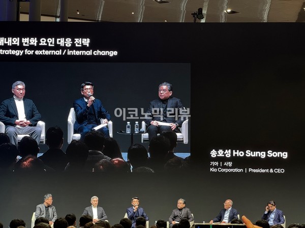 송호성 기아 사장이 6일 경기도 고양시 현대모빌리티고양에서 열린 '2025 현대자동차그룹 신년회'에서 2025년 계획을 설명 하고 있다. 사진=양정민 이코노믹리뷰 기자