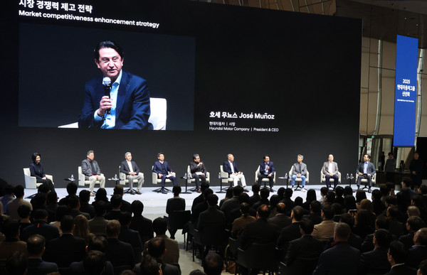 6일 경기 고양시 '현대모터스튜디오 고양'에서 열린 2025 신년회에서 호세 무뇨스 현대차 사장 등 현대차그룹 경영진들이 좌담회를 하고 있다. 사진=연합뉴스
