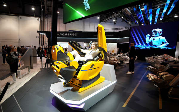 CES2025에서 바디프랜드가 AI헬스케어로봇 '733'를 공개했다