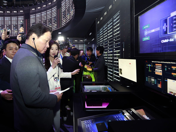 최태원 SK회장이 8일(현지시간) 미국 라스베이거스에서 열린 CES를 찾아 전시관을 둘러보고 국내 언론과 간담회를 진행했다. 사진=SK