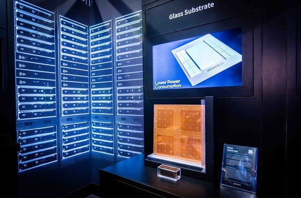 SKC 글라스 기판이 미국 라스베이거스에서 열린 CES 2025 SK 전시관 AI DC 구역에 전시되어 있다. 사진=SKC