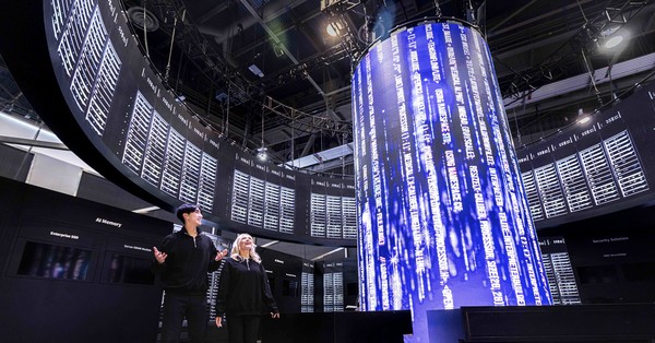 SK전시관 내 데이터 흐름을 시각화한 AI DC(데이터센터) 구현 부스. 사진=SK