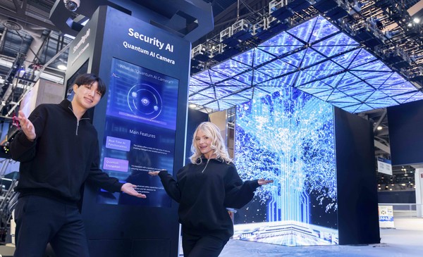 SK전시관에 설치된 ‘지속가능한 나무(Sustainable Tree)’ 앞에서 모델들이 포즈를 취한 모습. 사진=SK